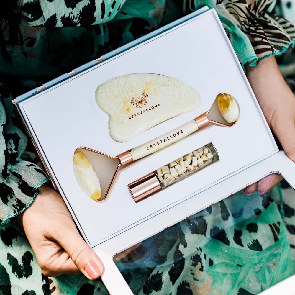 Crystallove Amber Collection zestaw do masażu twarzy: roller z bursztynu mlecznego, 1 szt. + płytka gua sha z bursztynu, 1 szt. + buteleczka roll-o...