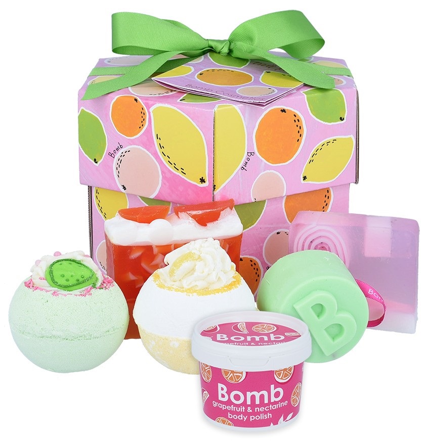 Bomb Cosmetics Fruit Basket Handmade  zestaw: musująca kula do kąpieli, 2 szt. + mydło glicerynowe, 2 szt. + mini scrub, 120 ml + żel pod prysznic ...