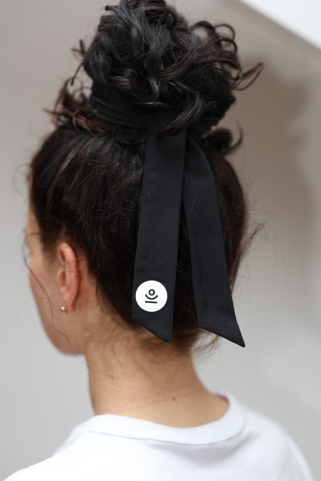 Moonholi gumka do włosów Bowtiful scrunchie z kokardą black, 1 szt.